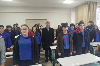 6 şubat depremlerinde hayatını kaybedenler Bursa'daki okullarda anıldı