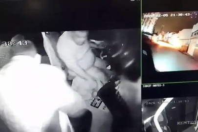 Adana'da minibüs ile otomobil kafa kafaya çarpıştığı kaza, kamerada