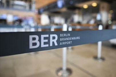 Berlin Brandenburg Havalimanı'nda buzlanma nedeniyle uçuşlar yeniden durduruldu