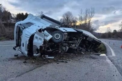 Bursa'da feci kaza: Tır kontrolden çıktı, kanala düştü!