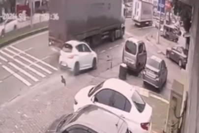 Bursa'da tıra takılan otomobil metrelerce sürüklendi! O anlar güvenlik kamerasında...