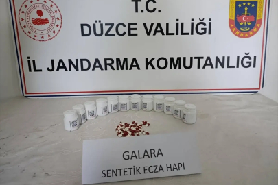 Düzce'de sentetik eczaları araçtan yol kenarına atan şüpheli gözaltına alındı