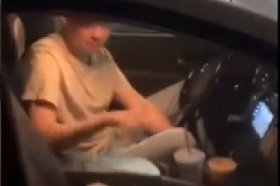 İnfial yaratan görüntü! Müşterinin yemeğine ayakkabısını sürdü