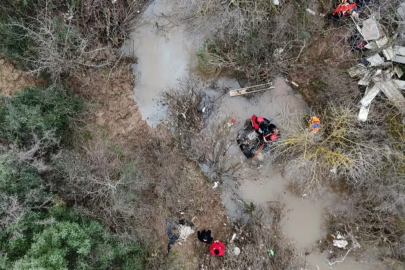 İzmir'de otomobil, dere üzerindeki köprüden geçerken sele kapıldı: 2 ölü