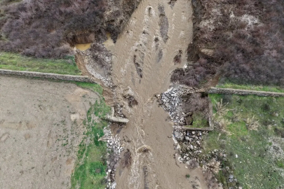Manisa'da sağanak nedeniyle taşkın kontrol tesisi yıkıldı