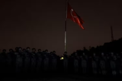 Mehmetçik'ten deprem şehitleri için saygı duruşu