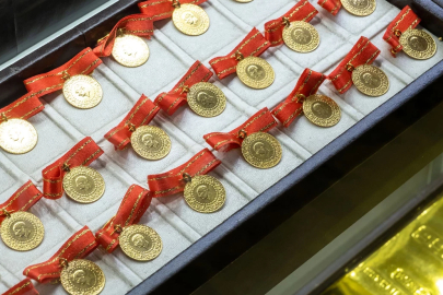 Altındaki fiyat dalgalanması piyasayı kilitledi! Kuyumcularda çeyrek altın yok mu, bekletiliyor mu?