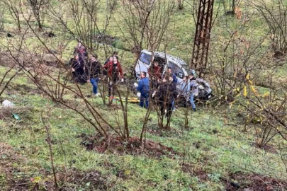 Üç araç birbirine girdi; 1'i şarampole yuvarlandı