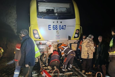 Balıkesir'de yolcu treninin lokomotifi, düşen kaya parçası nedeniyle raydan çıktı