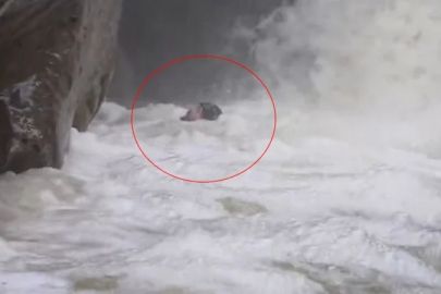 Bursa'da dağcıların su seviyesi yükselen deredeki zor anları