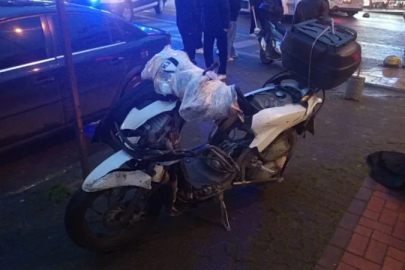 Zonguldak'ta kazada fırlayan motokurye otomobilin üzerine düştü