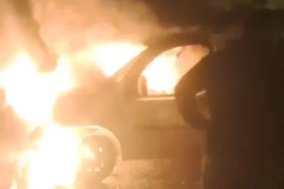 Adana'da park halindeki otomobil alev alev yandı