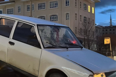 Burdur'da yolun karşısına geçen kadına otomobil çarptı: Kaza anı kameraya yansıdı