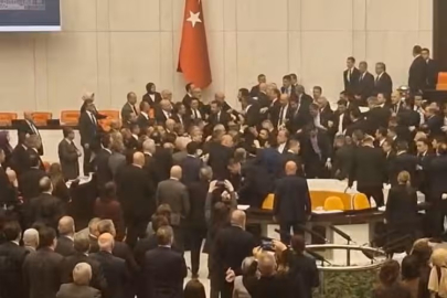 Meclis'te yemin öncesi yumruklu kavga!