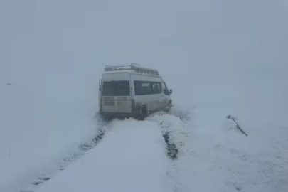57 köy yolu ulaşıma kapandı, şarampole devrilen minibüs kurtarıldı