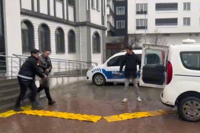 'Birini bıçaklamam lazım' dedi! 16 yaşındaki kıza kabusu yaşattı...