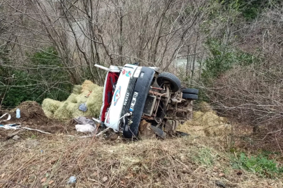 Kastamonu'da saman yüklü kamyon devrildi: 2 yaralı