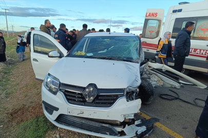 Mardin'de hafif ticari araç ile otomobilin çarpıştığı kazada 6 kişi yaralandı