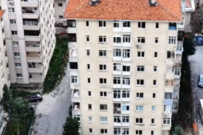 Riskli yapı nedeniyle tahliye edilen 10 katlı bina böyle görüntülendi