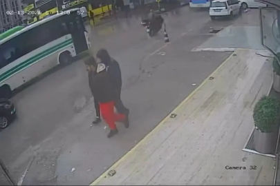 Adana'da Motosiklet Su Dolu Çukura Girip Devrildi, Sürücü Otobüs Altında Kalmaktan Son Anda Kurtuldu