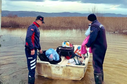 Bursa'da Ulubat Gölü taştı, mahsur kalan aile botla kurtarıldı