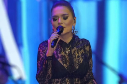 Demet Akalın geçmişe götürdü: Estetiksiz haline yorum yağdı