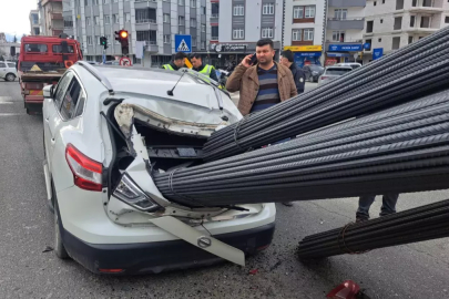 Ani fren yapan kamyonun üzerinden kayan inşaat demirleri, otomobile saplandı