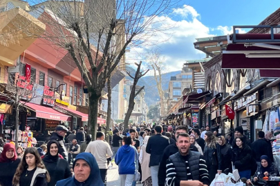 Bursa'da adım atacak yer kalmadı! 14 Şubat ve güzel hava çarşıları kilitledi...