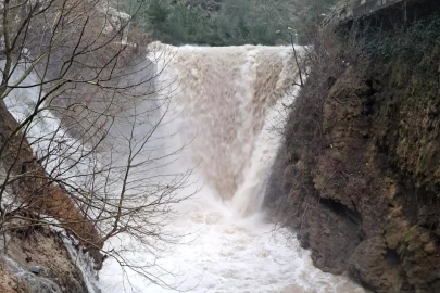 Osmaniye'de 3 gündür devam eden yağmur ve fırtına hayatı olumsuz etkiledi
