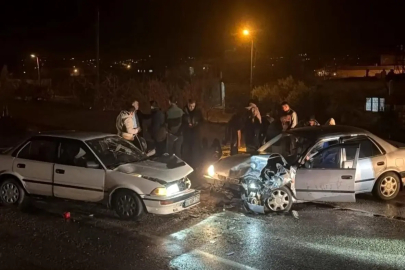 Osmaniye'de iki otomobil kafa kafaya çarpıştı: 4 yaralı