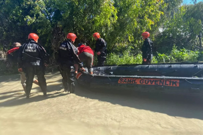 Sağanakta su basan seranın çatısında mahsur kalan 2 kişi botla kurtarıldı