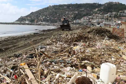 Alanya'da sağanağın ardından sahil atıkla doldu