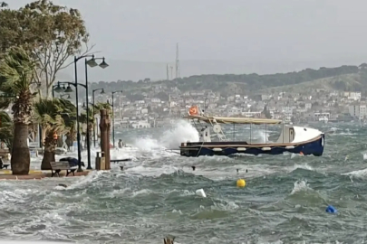Ayvalık'ta fırtına nedeniyle deniz taştı, sokaklar suyla doldu