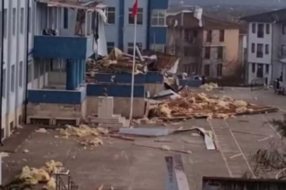 Düzce'de şiddetli rüzgar lisenin çatısını uçurdu; eğitime yarın ara veridi