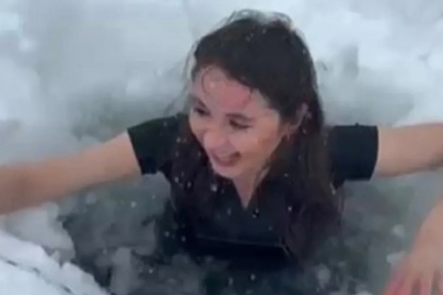 İzlerken bile üşütüyor! Bir kadın buzların arasından Çıldır Gölü'ne girdi