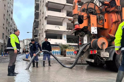 İzmir'de 50 yılda bir görülen meteorolojik tablo: Dalgalar 1 metreye ulaştı