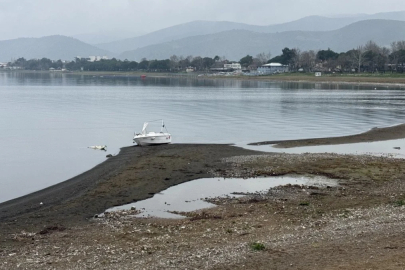 İznik Gölü'nde yağışa rağmen çekilme sürüyor