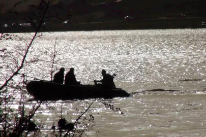 Kayıp genç gölette aranıyor