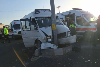 Şanlıurfa'da tarım işçilerini taşıyan minibüs direğe çarptı: 15 yaralı