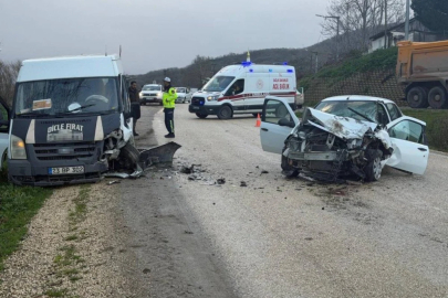 Bursa'da 3 kişinin yaralandığı kaza kameraya yansıdı