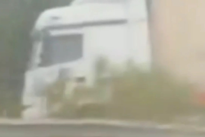 Bursa'da korkutan kaza! Dev tır yoldan çıktı...