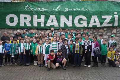 Bursaspor sevgisi okulları sarmaya devam ediyor! Öğrenciler 'Bursa Spor' gününde yeşil beyazlı formalarını giydi...