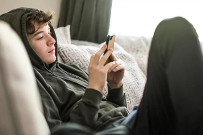 İngiltere, 16 yaş altının sosyal medya kullanımına ilişkin düzenlemeyi hızla yapacak