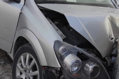 Kontrolden çıkan otomobil avlu duvarına çarptı: 4 yaralı