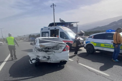 Manisa'da iki otomobilin çarpıştığı kazada 2'si çocuk 5 kişi yaralandı