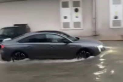 İzmir'de sağanak yağış hayatı olumsuz etkiledi