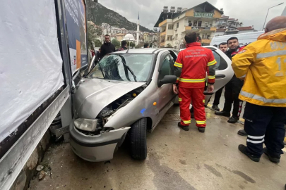 Muğla'da otomobil istinat duvarına çarptı: 1 ölü, 3 yaralı