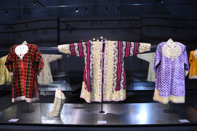 Özbekistan'ın rengarenk mirası: Geçmişten bugüne geleneksel kıyafetler