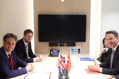 Bakan Bayraktar, Birleşik Krallık Enerji Bakanı Miliband ile görüştü
