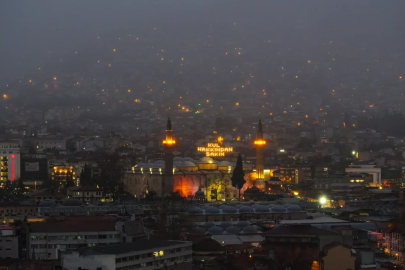 Bursa'da tarihi Ulu Cami'nin "Kul hakkından sakın" yazılı mahyası yakıldı